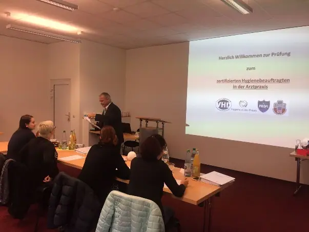 Dr. Hanitzsch beim Verteilen der Zertifikate