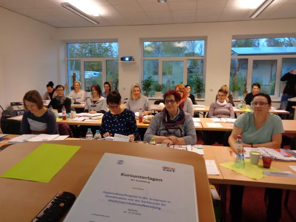 Kursunterlagen und Teilnehmende im Lehrgang in Zwönitz