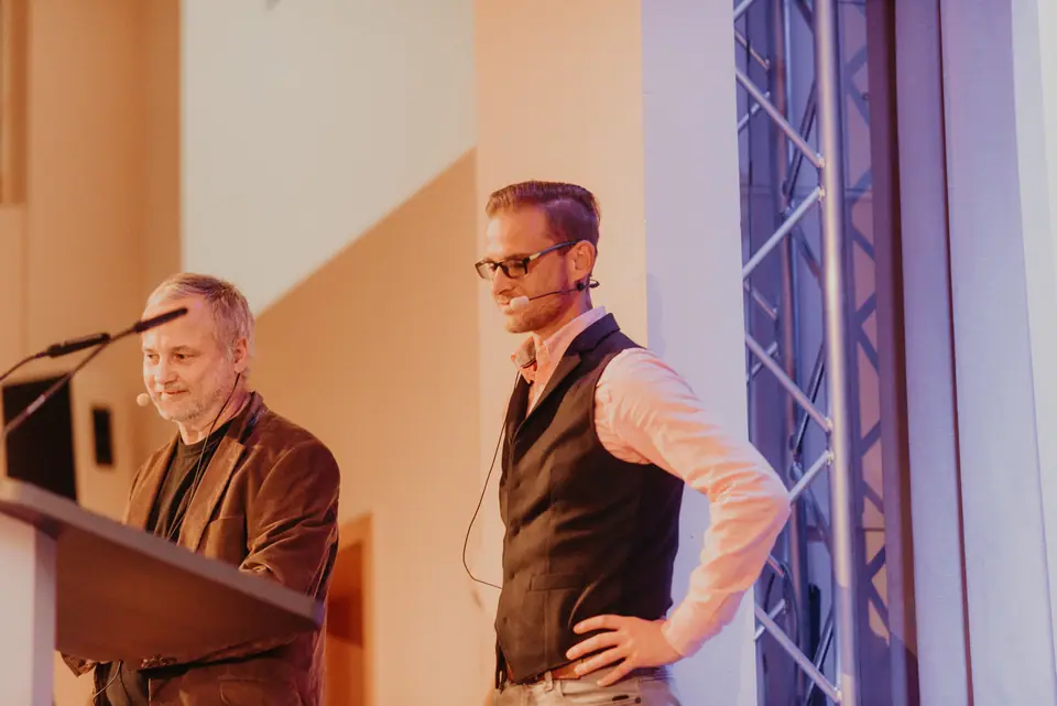 Dr. Helge Hanitzsch und Christian Herrmann beim Vortrag „Tätowieren im Fokus der Wissenschaft“ in Freiberg